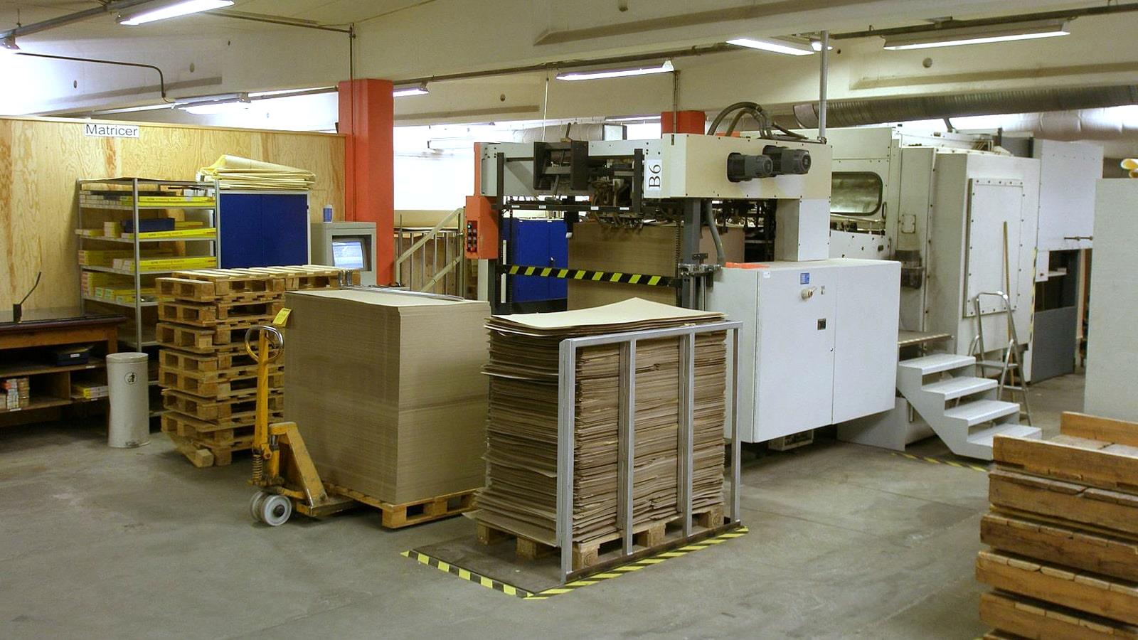 Cardboard sheets and pallets in the production area of Beck Pack